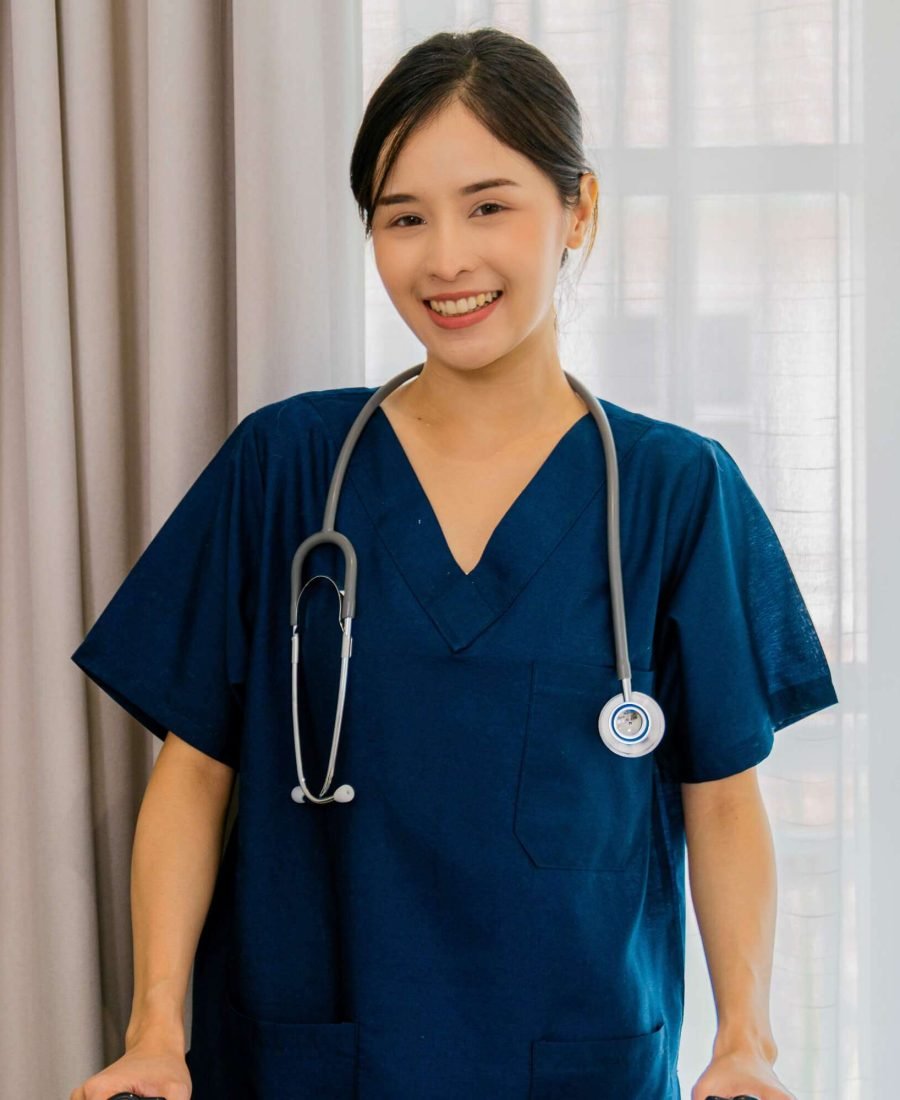 nurses-help-care-for-the-elderly-at-home-XM8C5YS.jpg